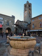 43 Piazza Vecchia con la fontana del Contarini , Palazzo della Ragione e Torre Civica